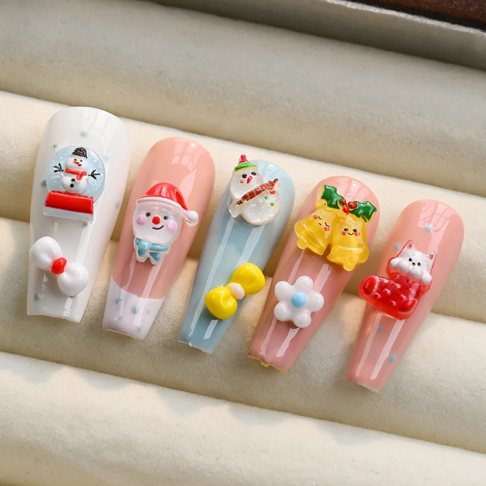 50 Stück 3D Schneemann Elch Weihnachts-Nagelanhänger Cartoon Weihnachtsglocke Socken Harz Nagelkunst Dekoration für DIY Bastelarbeiten Haarschmuck Kindergeschenk – Detail 11