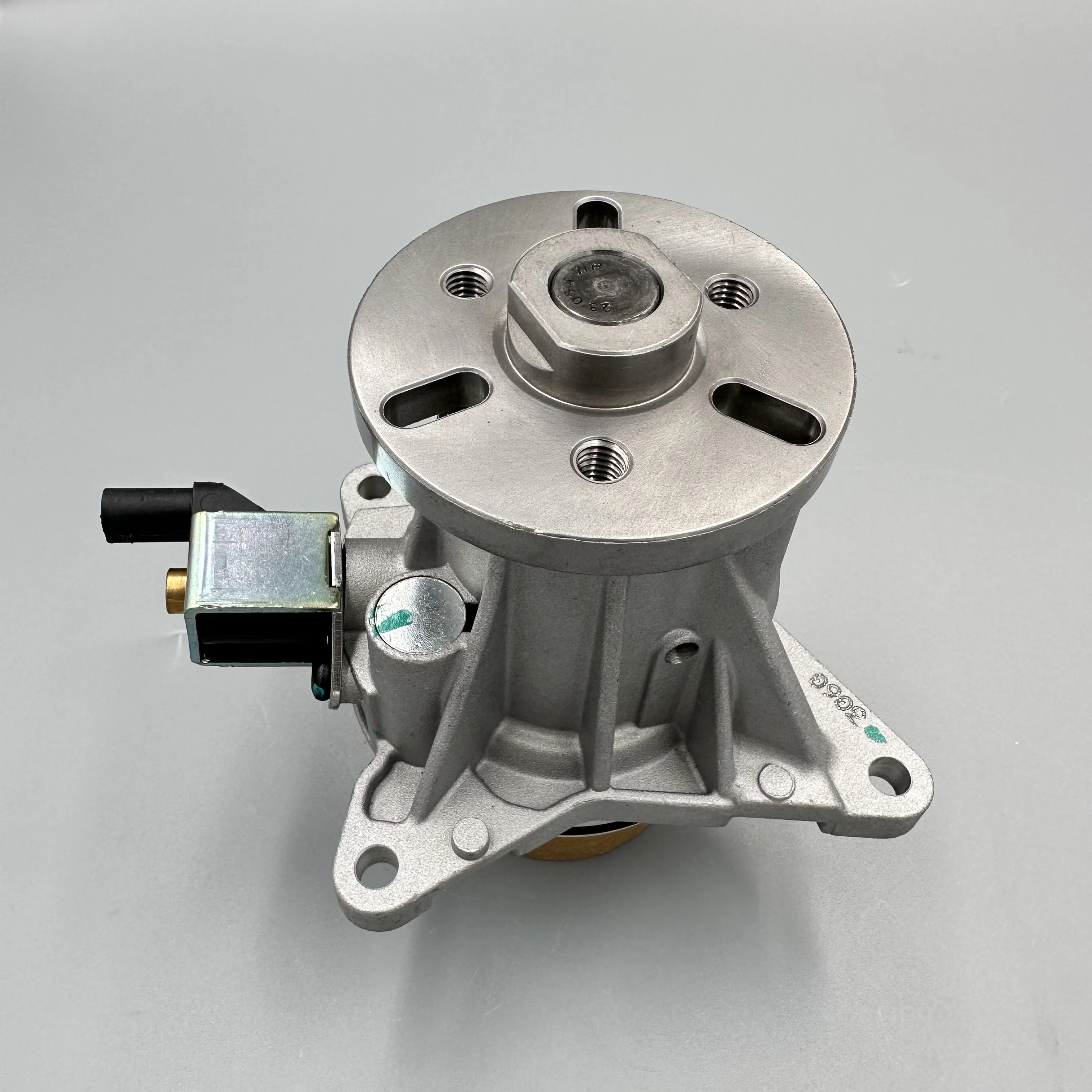 

LR089625 Diesel Water Pump For Jaguar Land Rover Discovery 4 Range Rover Vogue LR061982