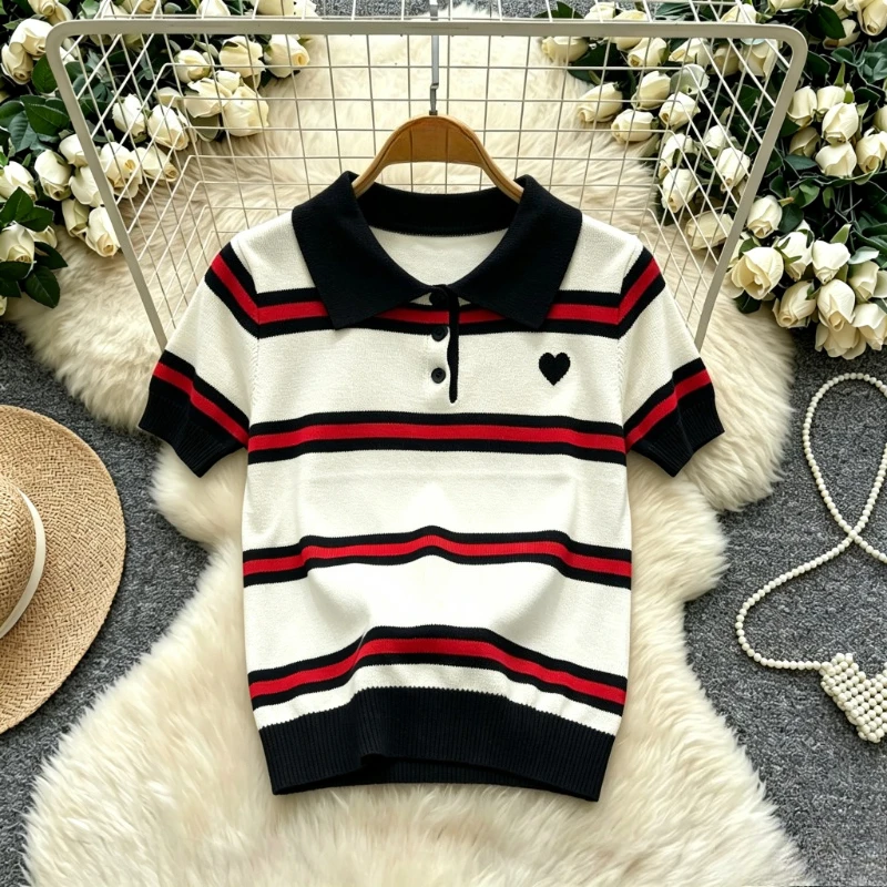Maglione a Collo Polo a Righe per Donna, Blu e Bianco con Ricamo Cuore Nero, Manica Corta, Elasticizzato e Aderente - immagine 3