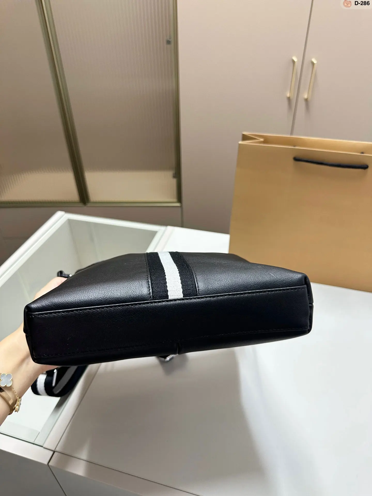 New B Style Men's Bag Leather Fashion Shoulder Bag Fashion Men's Crossbody Bag Business Cowhide Large Capacity Shoulder Bag