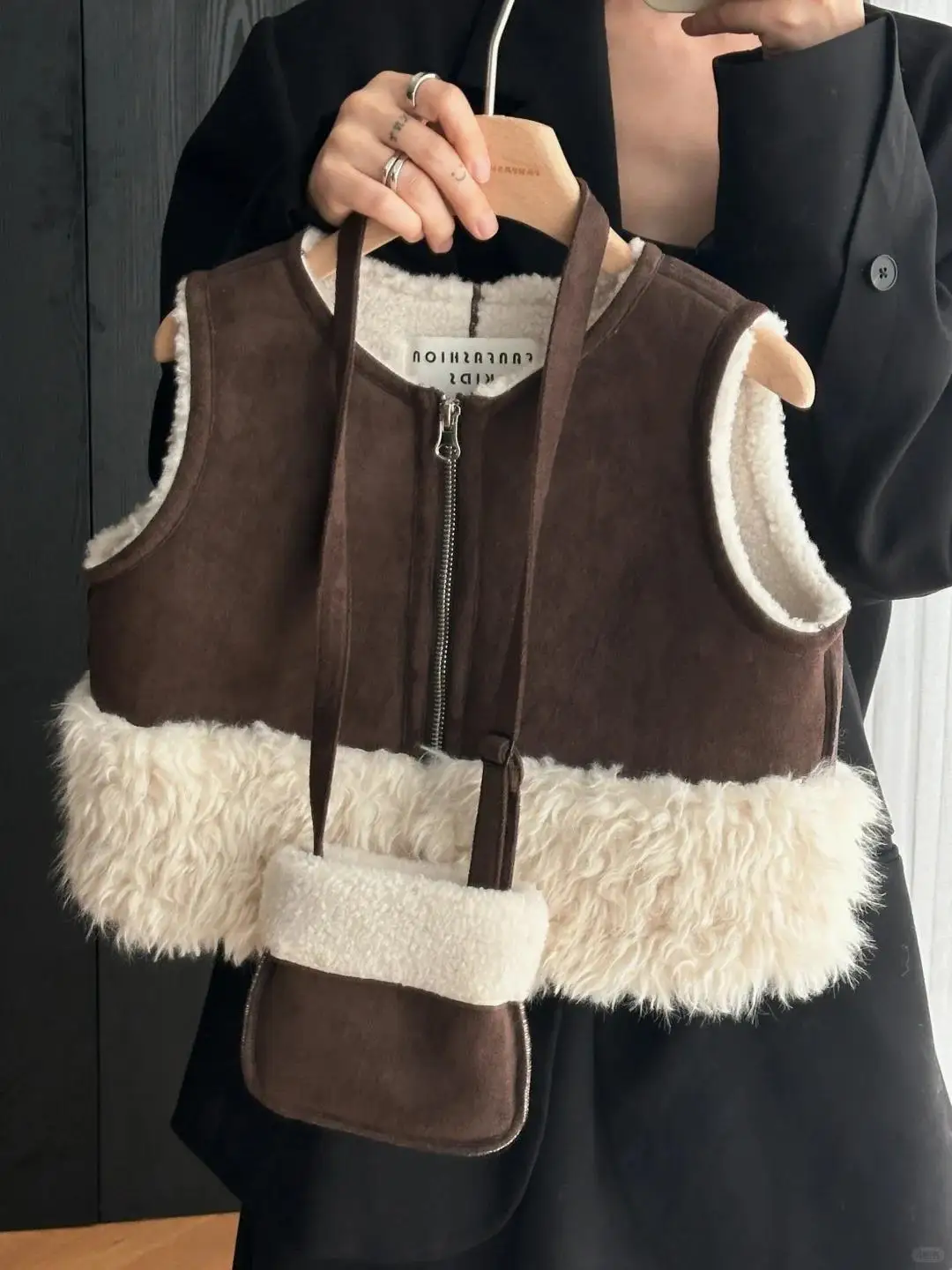 여아 조끼 가을 겨울 2025 신상 스타일리시  소녀 알파카 퍼 코트 어린이 플러시 따뜻한 조끼 다용도 여아 의류