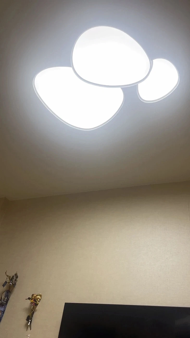 Plafonnier Velora — dans un couloir