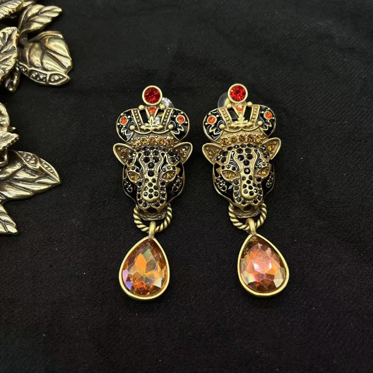 

Carefully Designed European and American Styles, Eye-catching and Charming Colorful Pendant Earrings in The Shape of Sacred Anim