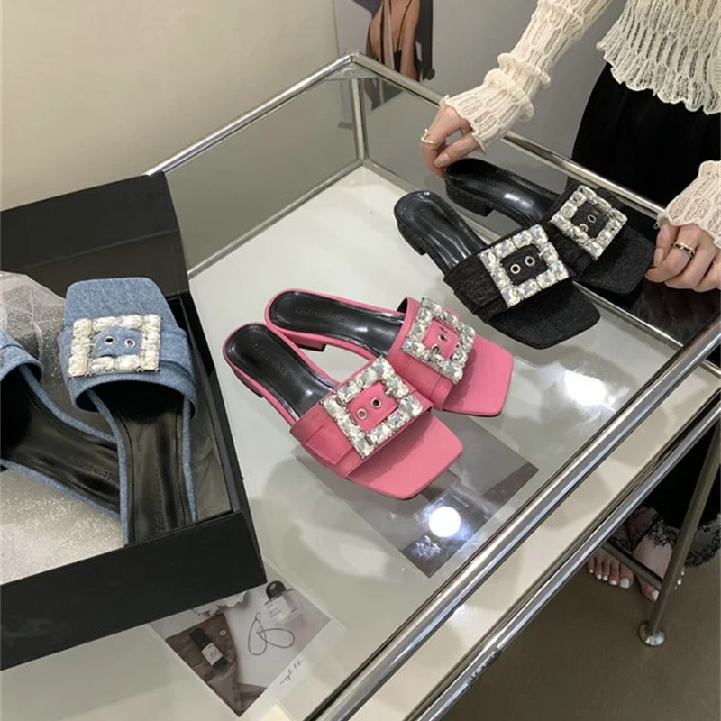 

Flat bottomed sandals for women's wear, new French fairy feng shui diamond square buckle flip flops for the summer of 2023