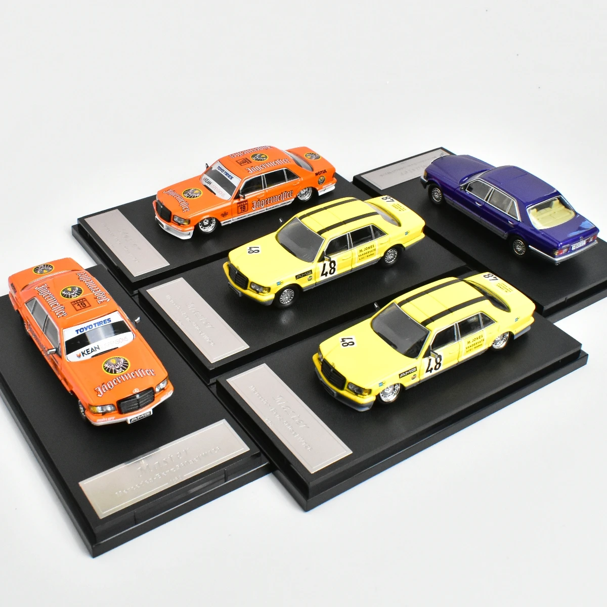 Модель автомобиля под давлением MASTER 1:64 560SEL W126