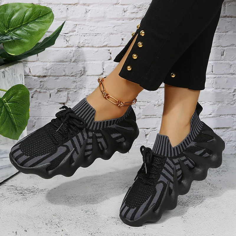 2023 Fashion Breathable Sports Shoes for Men and Women Couples Spring/Summer Thin Flyknit Coconut Shoes