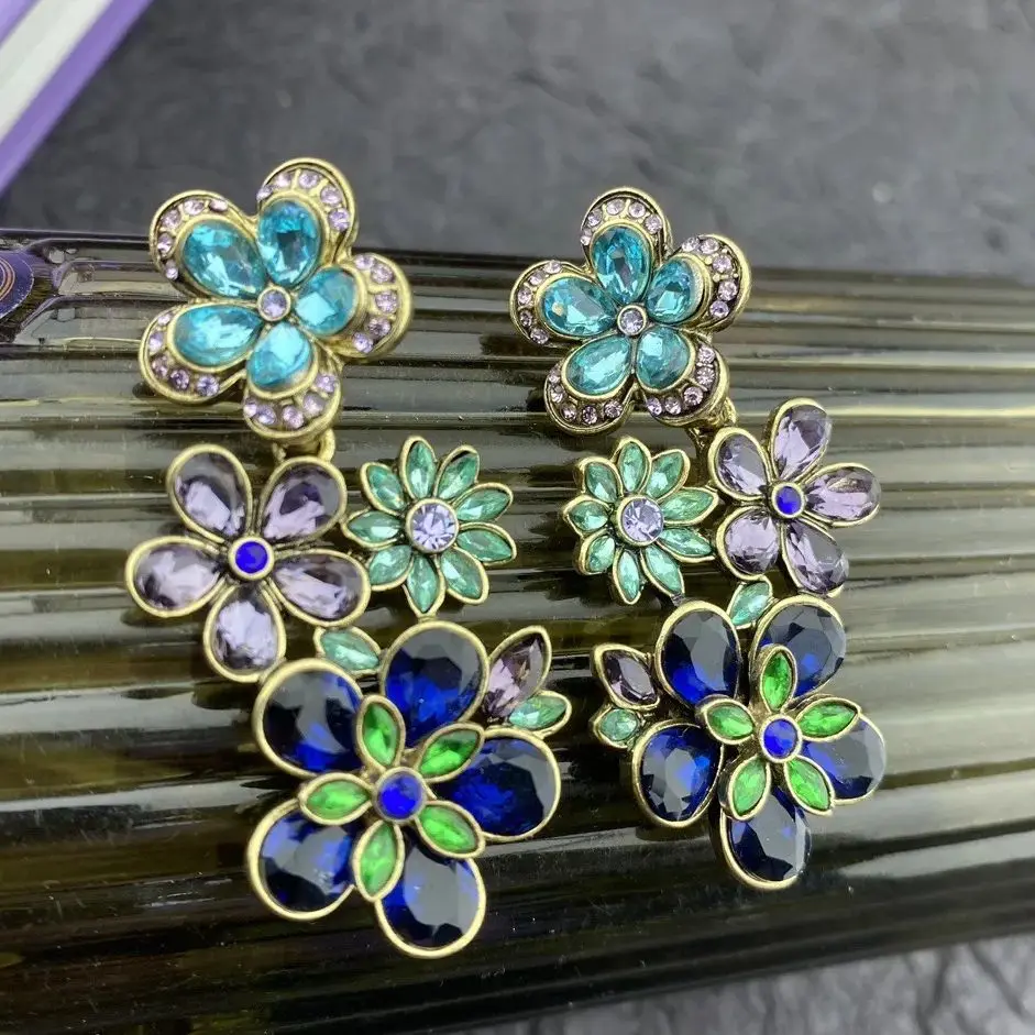 

Серьги-гвоздики в стиле ретро