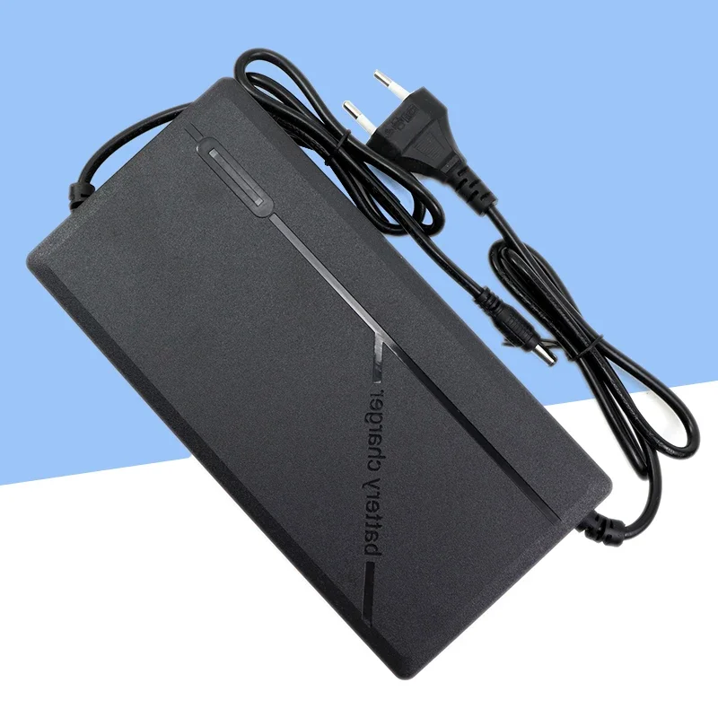 Empilement de deux chargeurs 72V 20S 5A pour batterie drone, format compact et robuste.