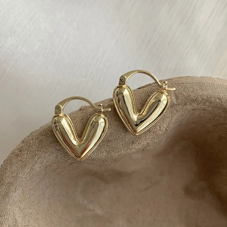 2023 New Korean Light Luxury White Oil Dropping Love Stud Earrings For Women Fashion Elegant Metal Heart Design Jewelry Gifts