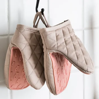 Fish-Shaped Silicone Oven Glove 1