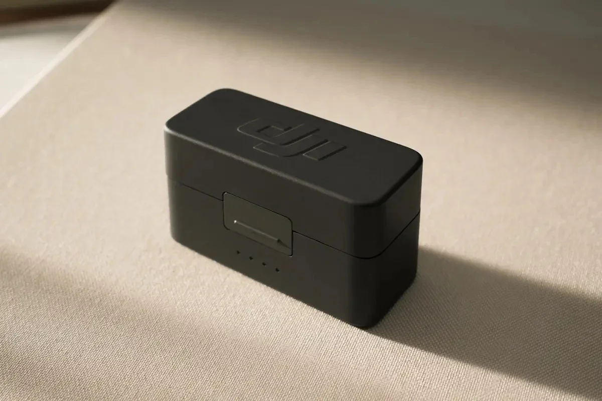 Étui de charge pour DJI Mic Mini ouvert, révélant deux micros insérés dans leurs logements.