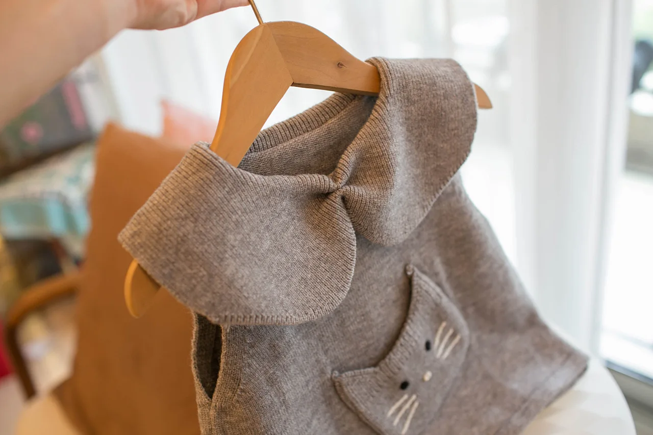 2026 새로운 봄 소녀 니트 조끼 고양이 포켓 피터팬 칼라 스웨터 보라색 민소매 부드러운 아동복