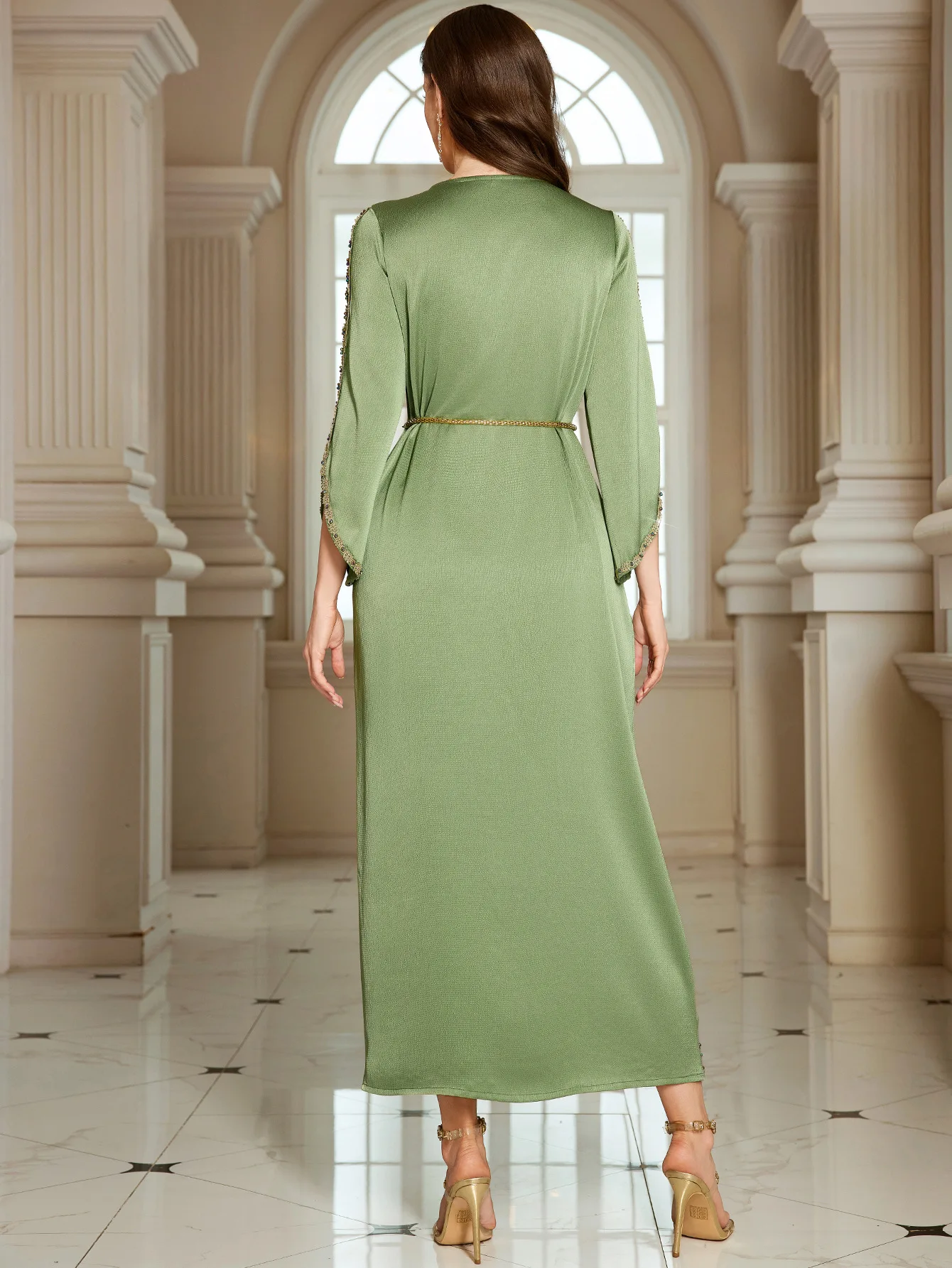 جلابية خضراء فاتحة بتفاصيل ذهبية