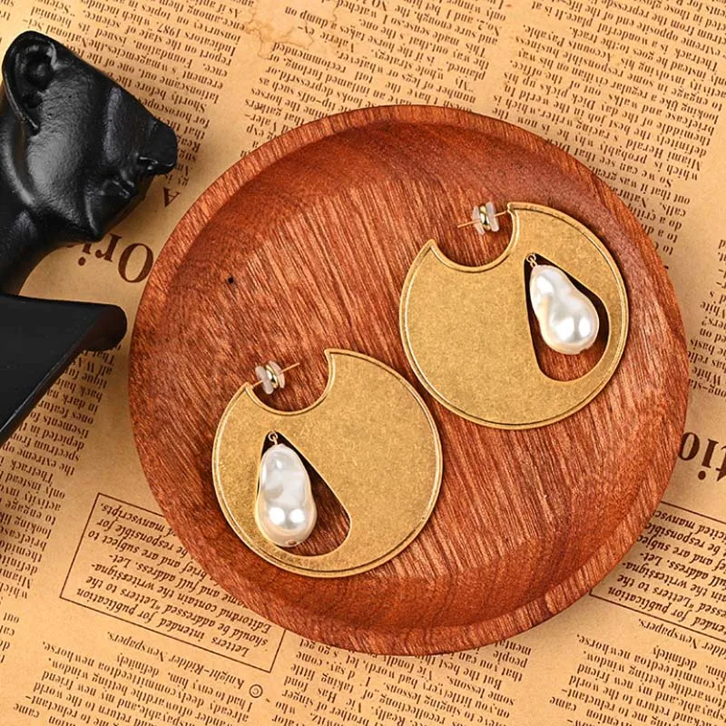 Donia Jewelry Fashion New Geometric Titanium Steel Micro-Inlaid AAA Zircon Silver Needle Irregular Luxury Palace Pearl Earrings.