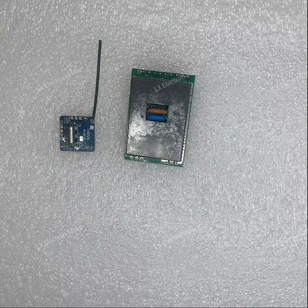 Trois modules RF émetteur-récepteur 433MHz pour drone alignés, prêts à être installés.