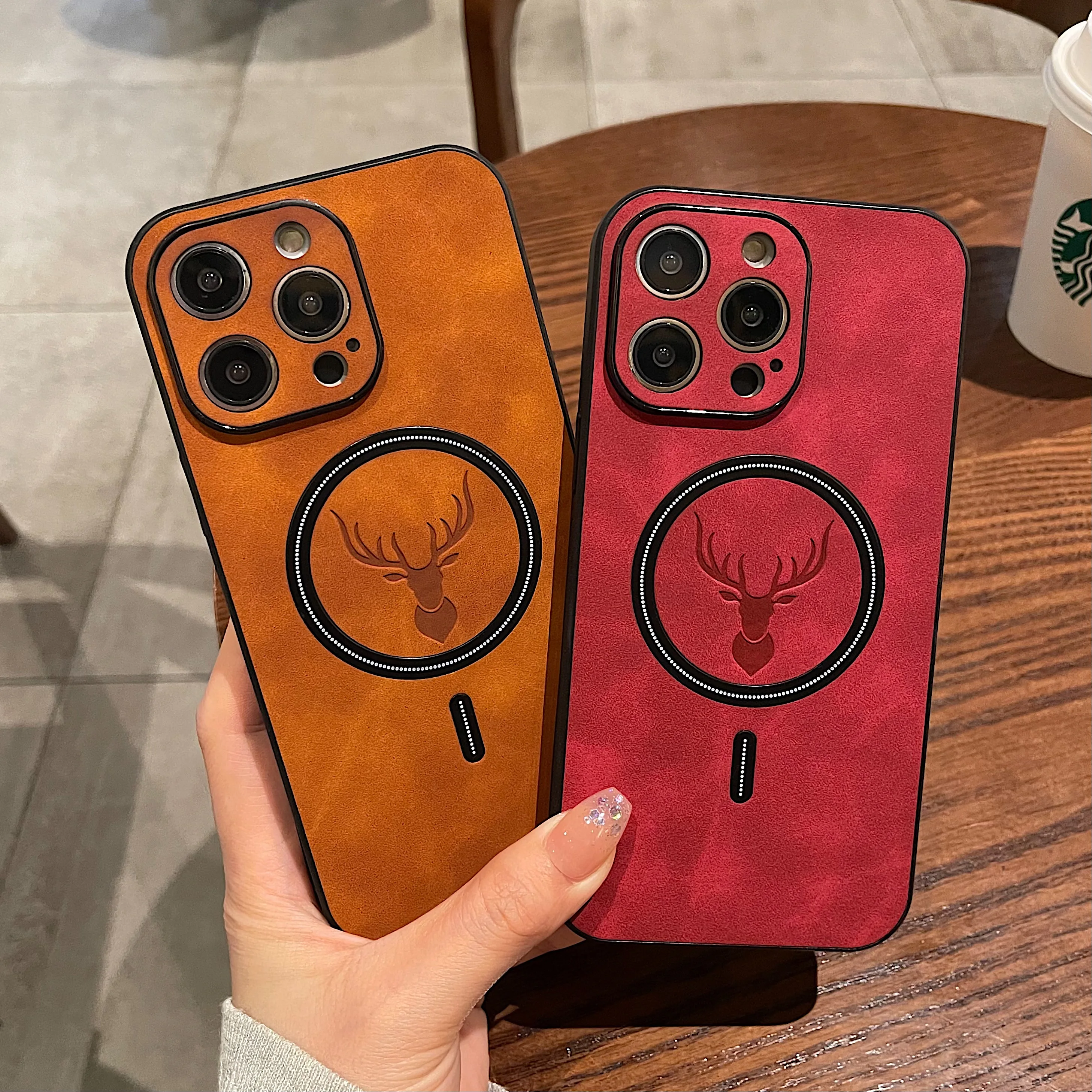 Carveit Design Alaska Custodia IPhone 15 Pro In Legno Con Intarsio | Design Cervo Alaska | Compatibile MagSafe | Rosa Legno Cover Legno Conchiglie Intarsio