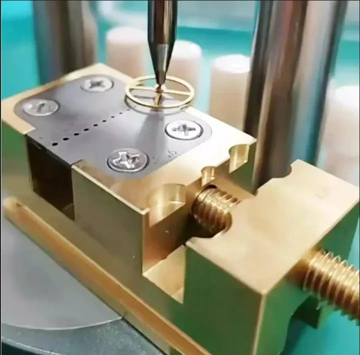 1PC Precision Repair Desktop Fixed Seat Pointer Table Vice Pointer Tube Clamp Manual Vise Copper Watch Tool Brass Material Watch 2