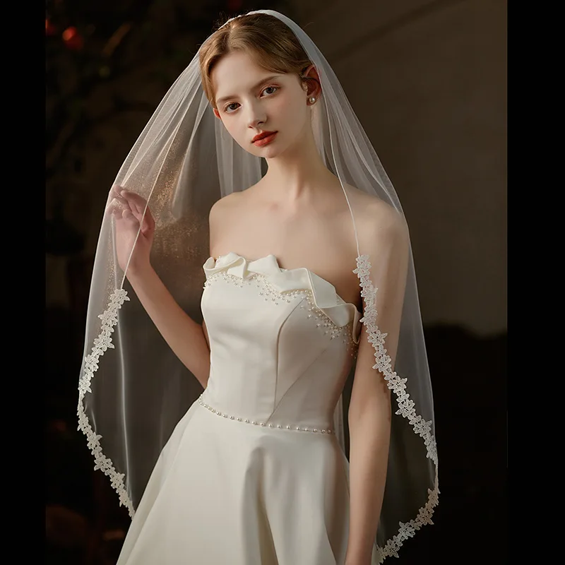 

Elegant Short Lace Edge Wedding Veils for Brides White Soft Tulle Bridal Fingertip Veil with Comb One Layer accessoires mariage