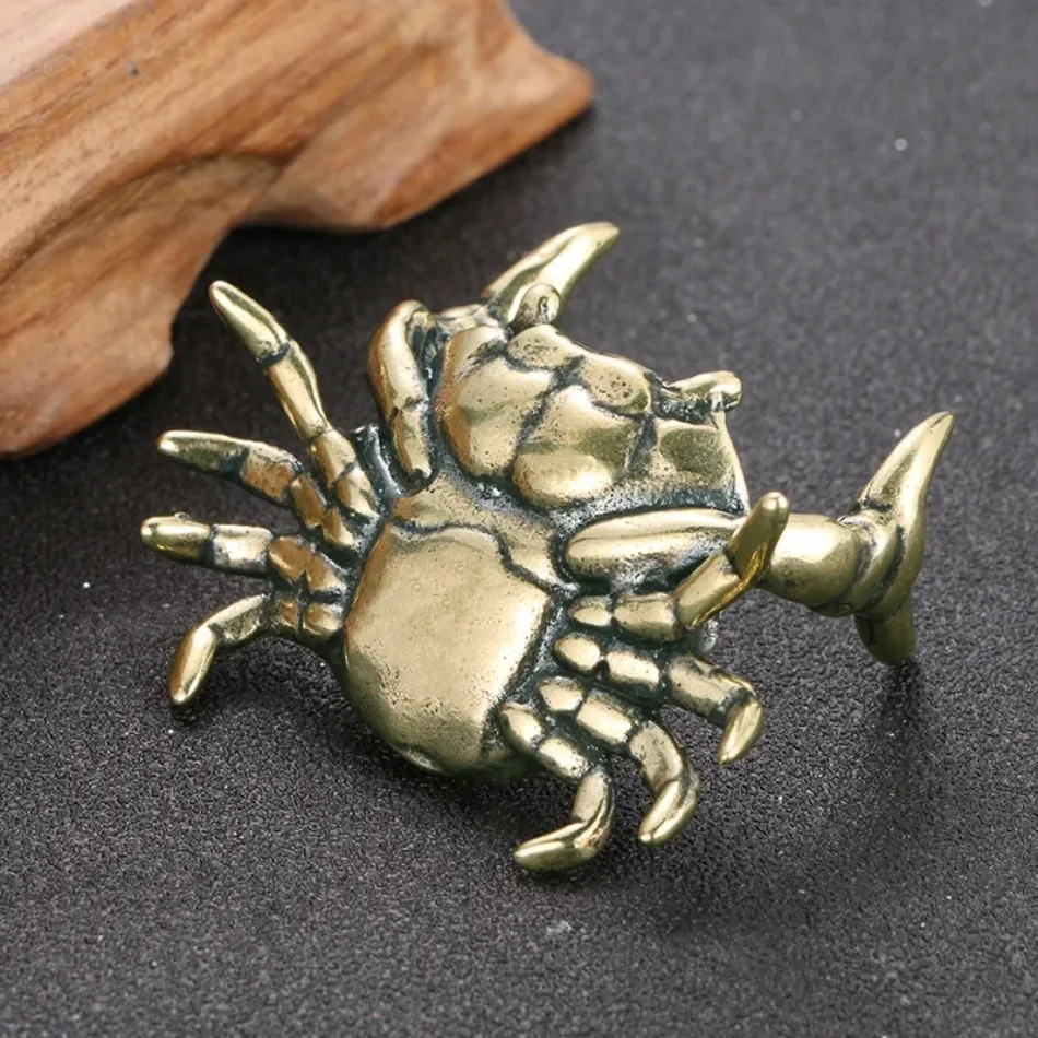 1 Pcs Crab Figurine Toy Ornament Alloy Weightlifting Crab Pen Holder Organizer Bronze Crab Sculpture Statue Desktop Ornament