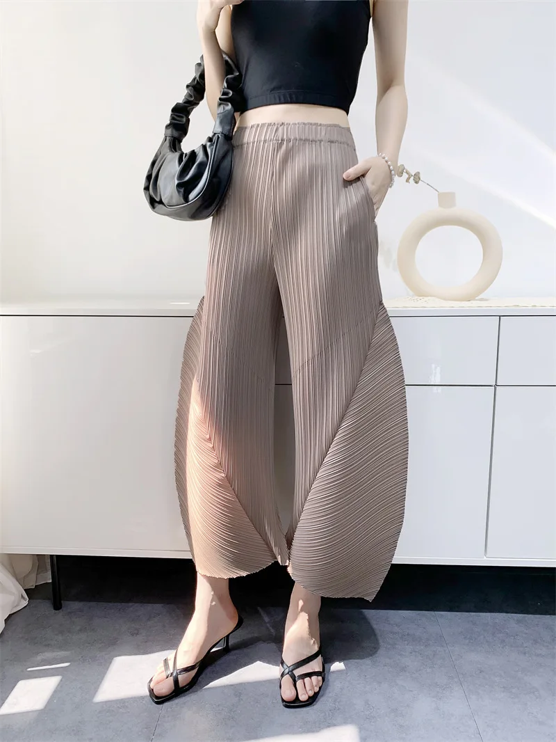 Winter Outfit Idea: Styling Cargo Pants - Big Pants (& Pockets) Energy.  I've been enjoying wearing more loose cut pants like these brow... |  Instagram
