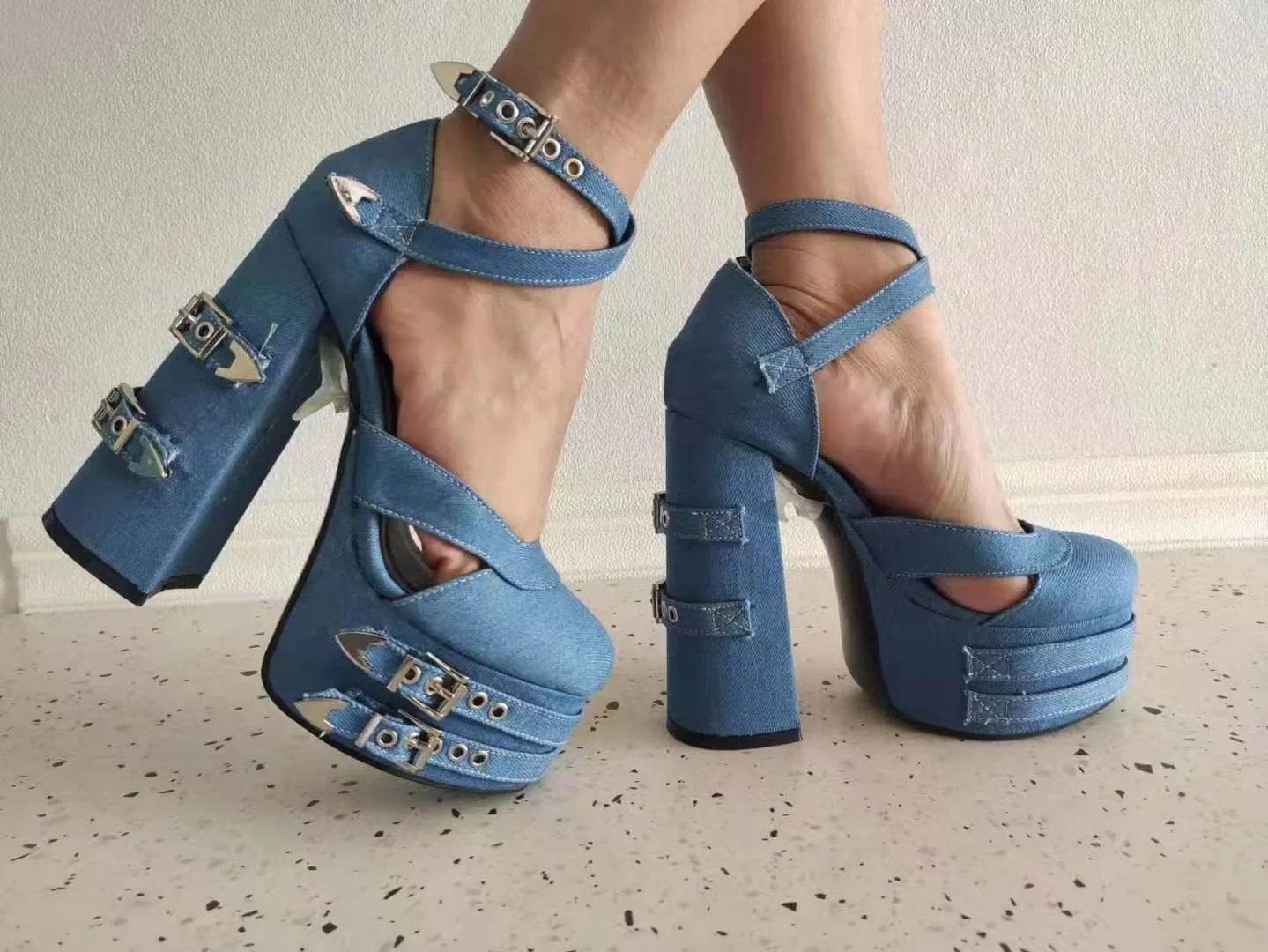 

Босоножки женские на танкетке, пикантные джинсовые туфли на высокой танкетке, с металлической пряжкой, на шнуровке, для ночного клуба