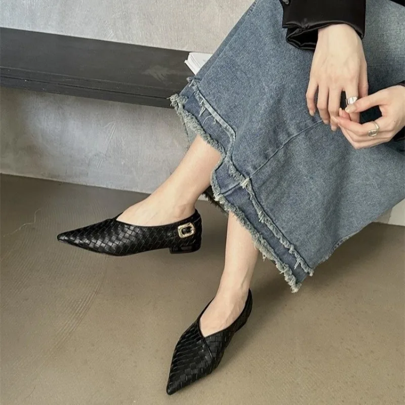 

Женские босоножки с острым носком, на низком каблуке