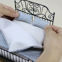 Lit double de simulation 1/12 pour maison de poupée, style européen, avec matelas, oreiller et couette, en fer forgé, pour décoration de chambre et maison de poupée 5