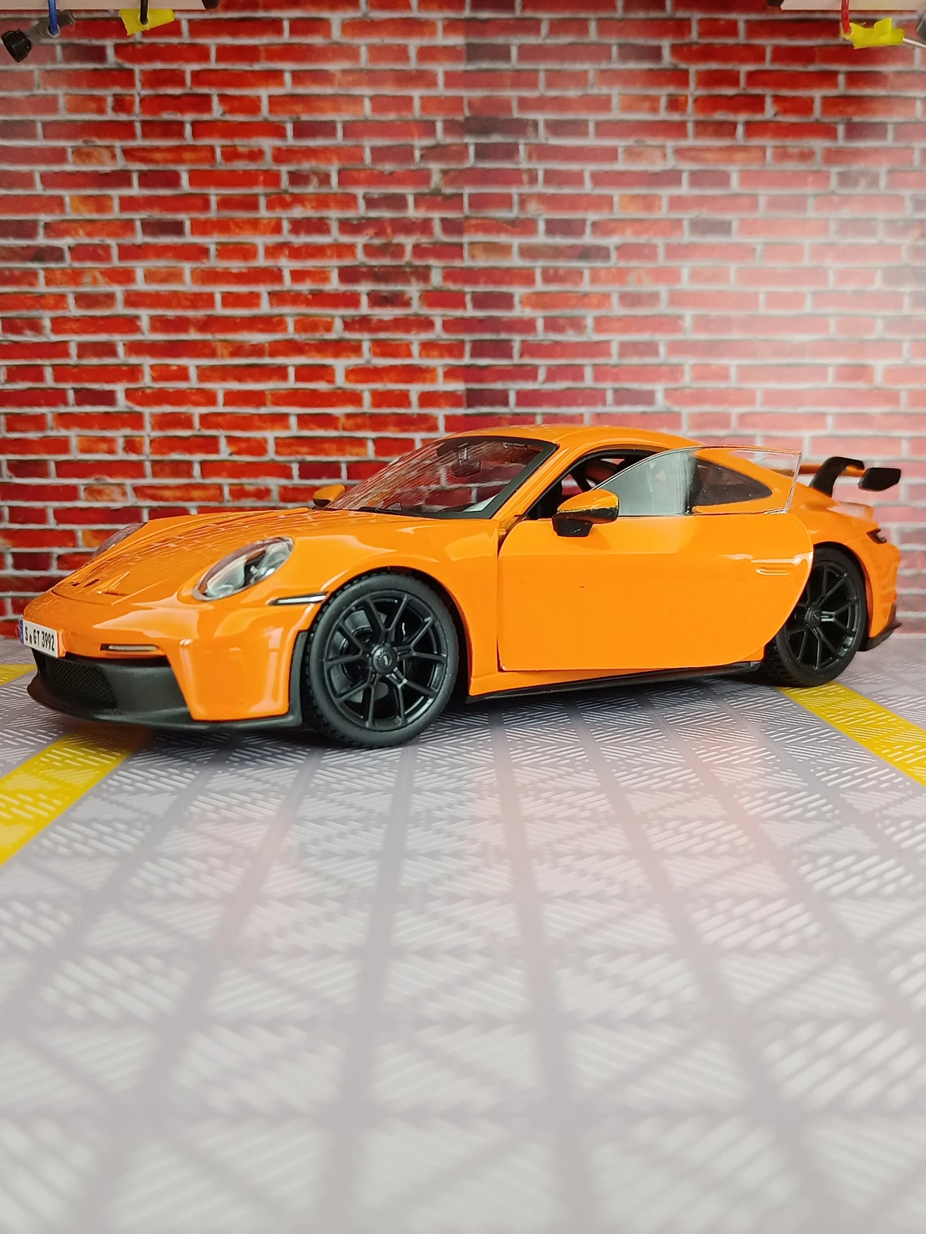 Bburago 1:24 Porsche 911 GT3 Alloy Rally Car Model - Exquisite Detail and Craftsmanship