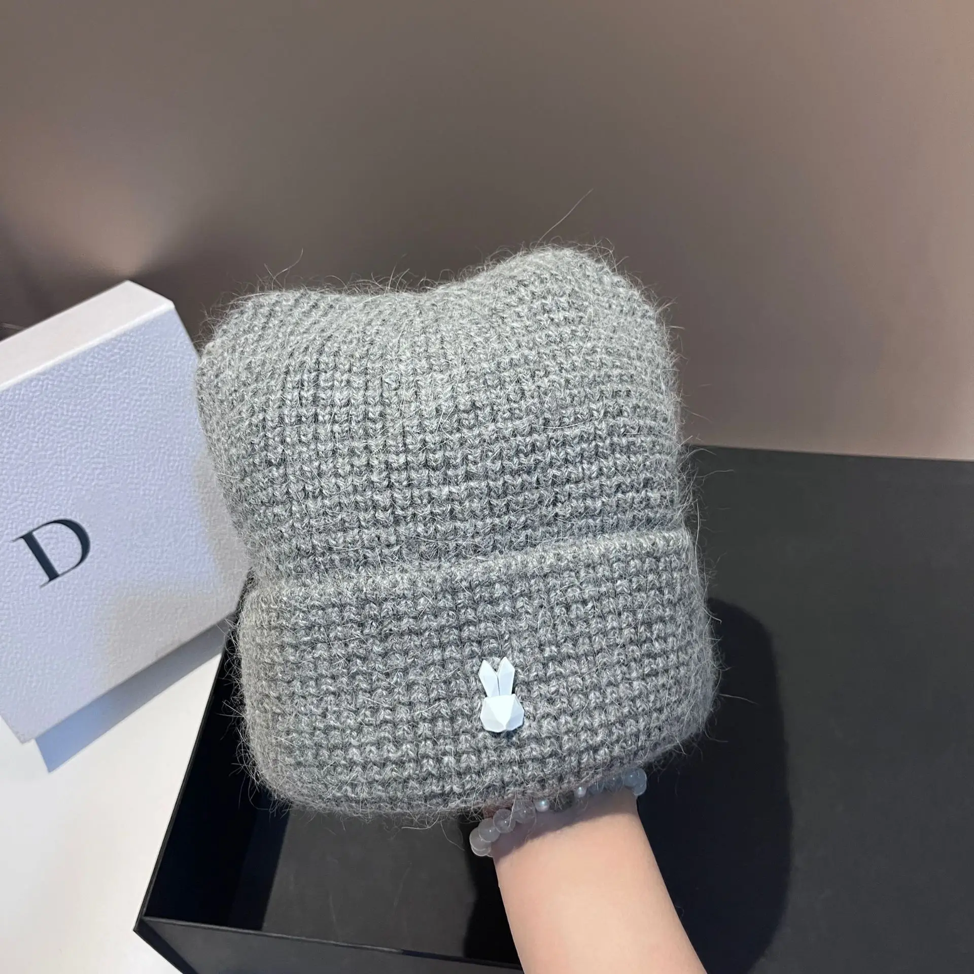 Autunno e inverno nuovo cappello lavorato a maglia in pelliccia di coniglio scozzese moda orecchie di coniglio carino caldo morbido cappello di lana glutinosa da donna
_voghion.com