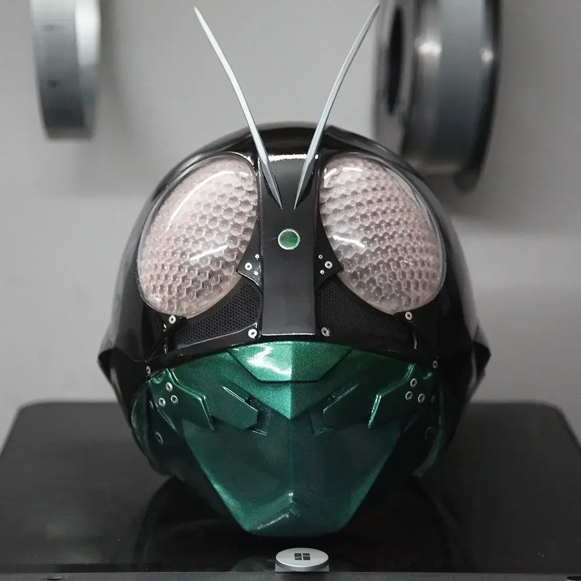 thumbnail image 1 of Máscara de luz LED para cosplay de Shin Kamen Rider, casco original para hombres adultos, máscaras de juego de rol de Halloween, accesorios de máscara de mascarada, juguete de regalo, 1 of 5