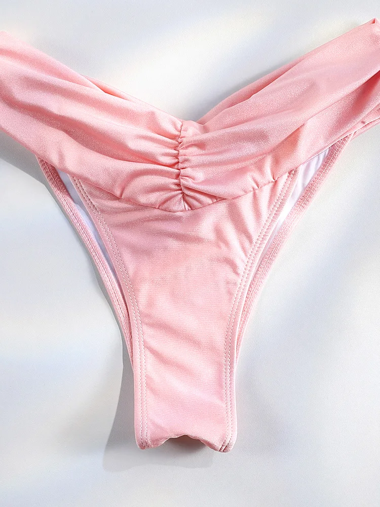 Set Bikini Sexy con Pieghe - Modella in posa