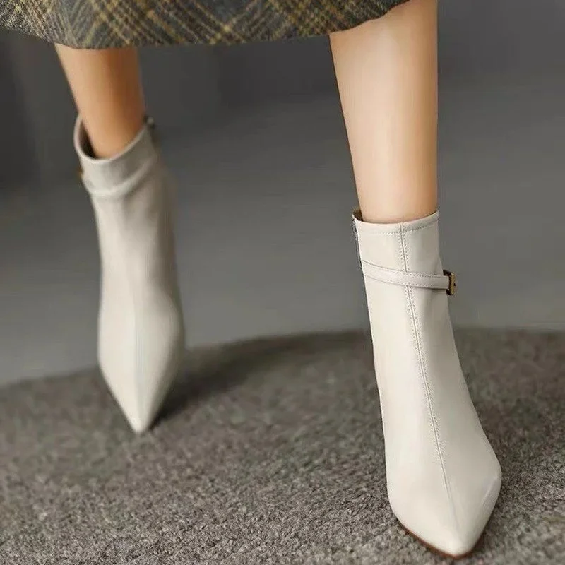 2023 popular women's side zipper with comfortable and warm autumn and winter heels, fashionable ankle boots in black and white