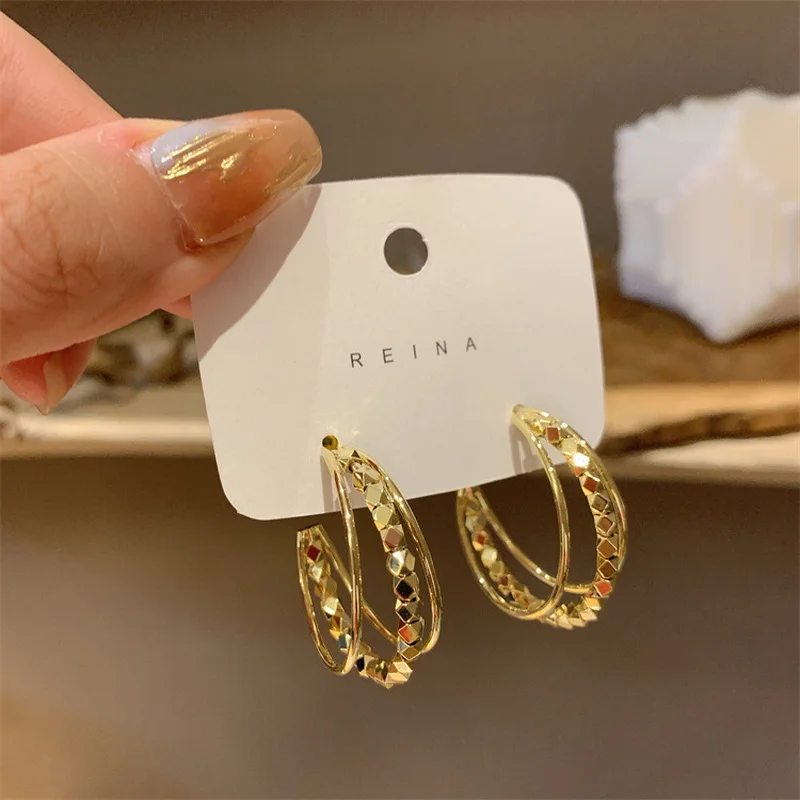 

Женские металлические серьги-кольца с геометрическим рисунком