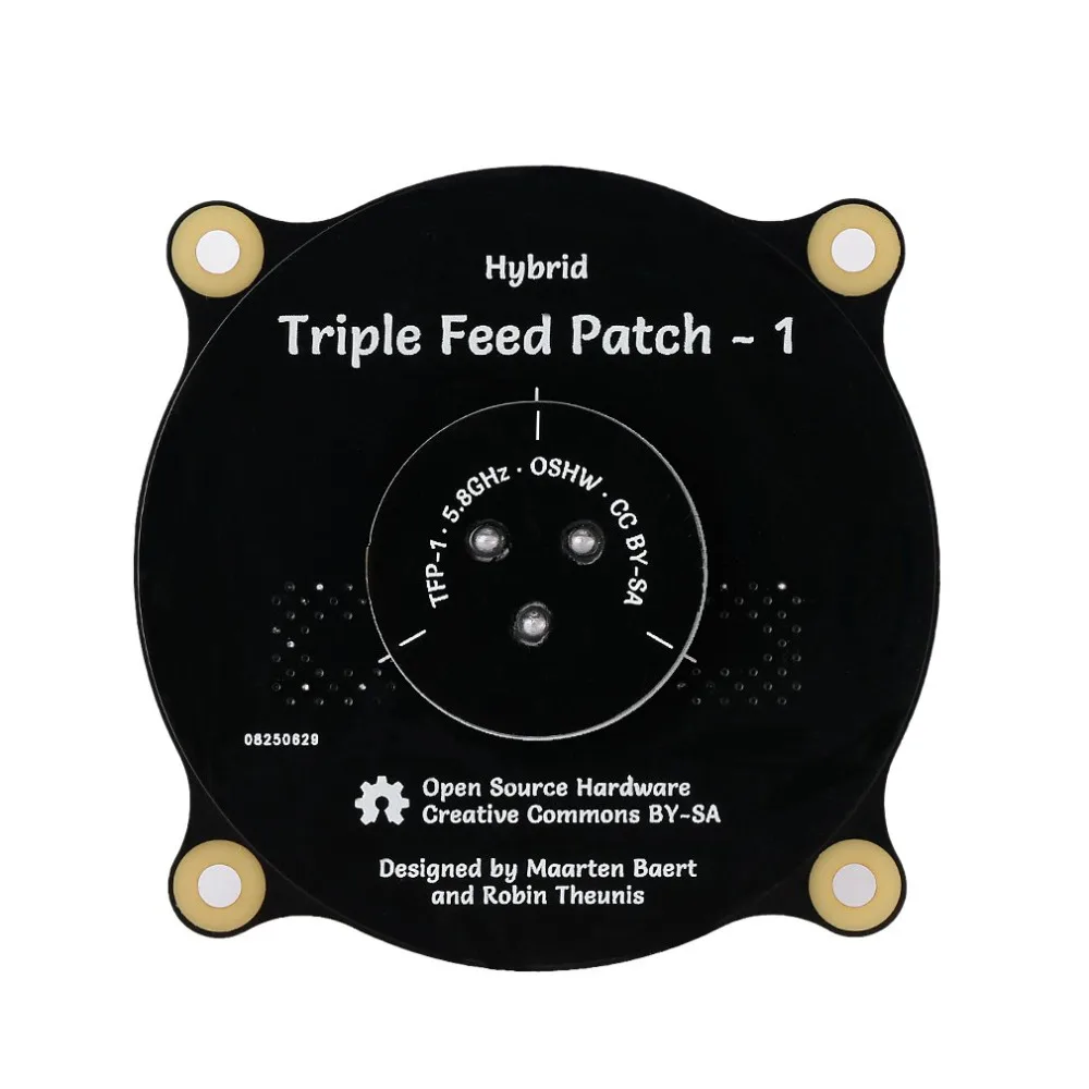 Antenne directionnelle 5.8GHz triple feed patch pour drone FPV installée sur un drone, câbles connectés aux ports RP SMA et SMA.