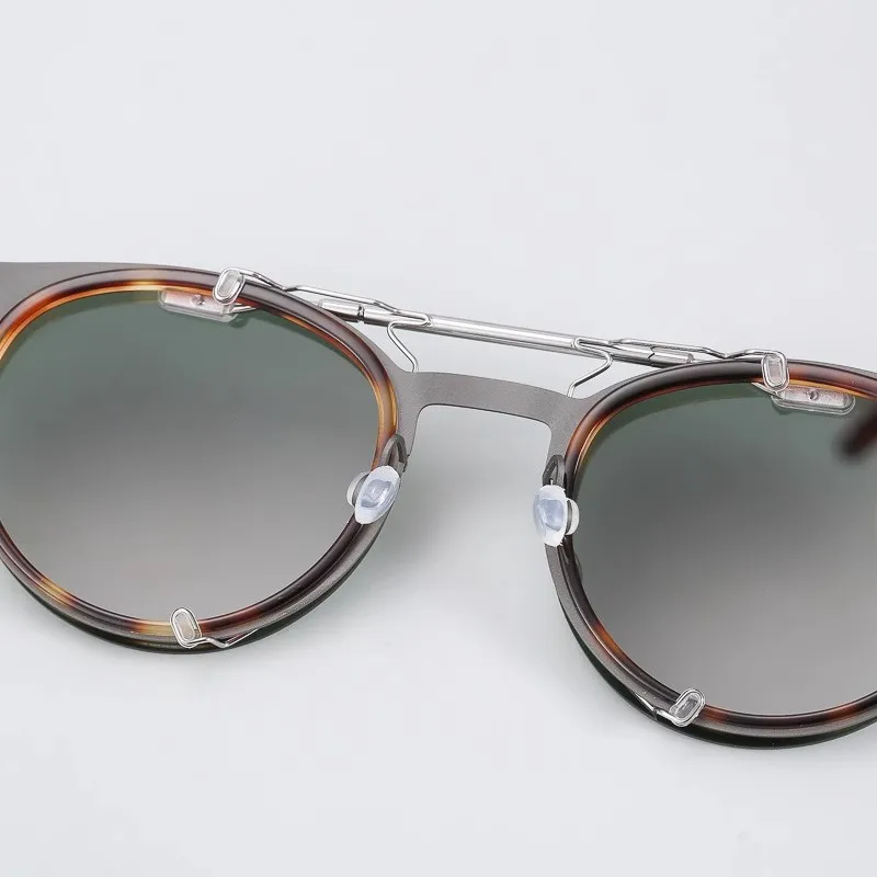 Universal Clip-On Polarized Sunglasses Holder UpFlip Driving Glasses Lightweight Trendy Sunnies Holder for Men And Women