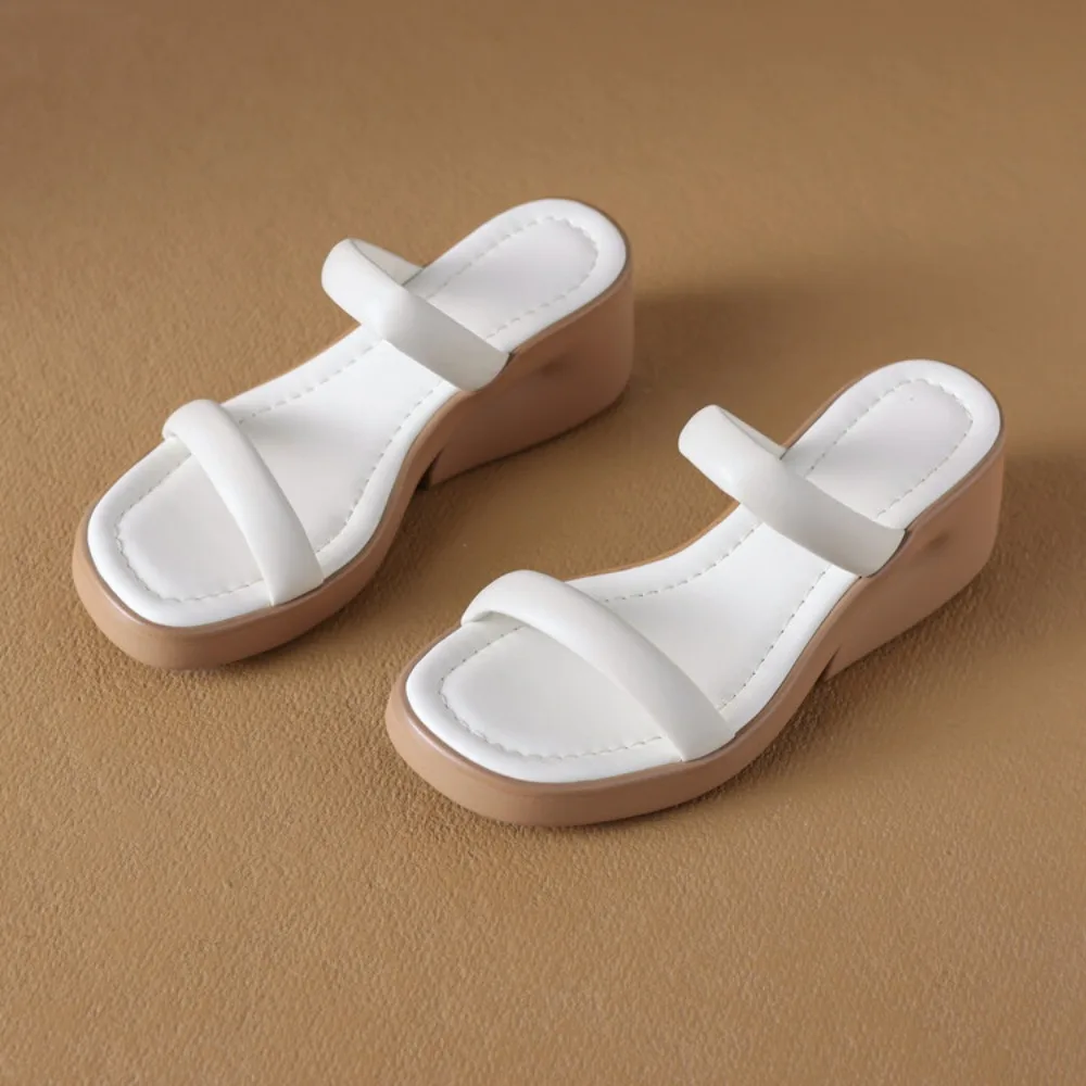 In summer, wear fashionable sandals and slippers on the outside