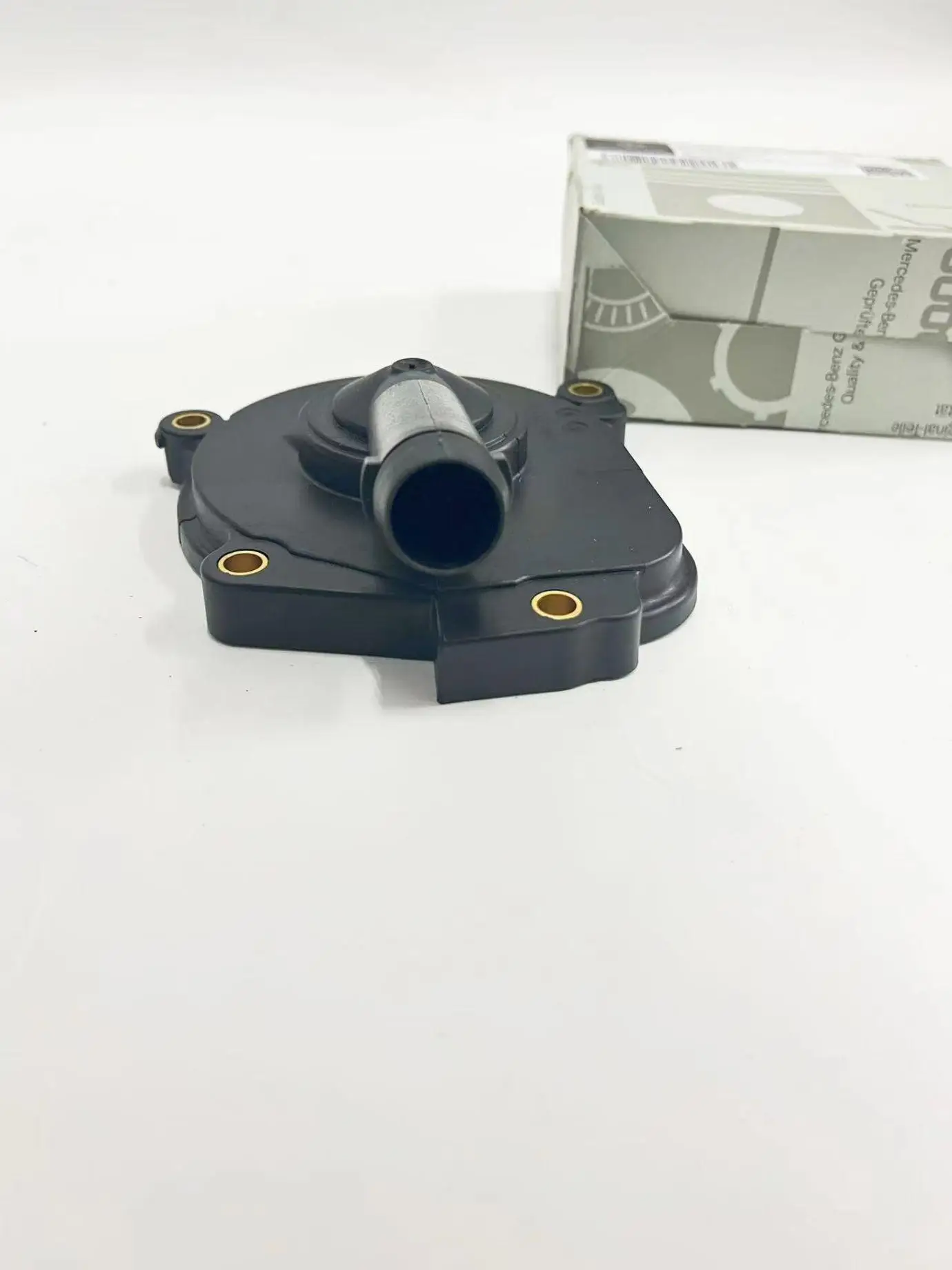 2720100631 2720100431 is suitable for the ventilation housing cover of Mercedes-Benz C230 C280 C300 C350 cl 550 M272 engine.