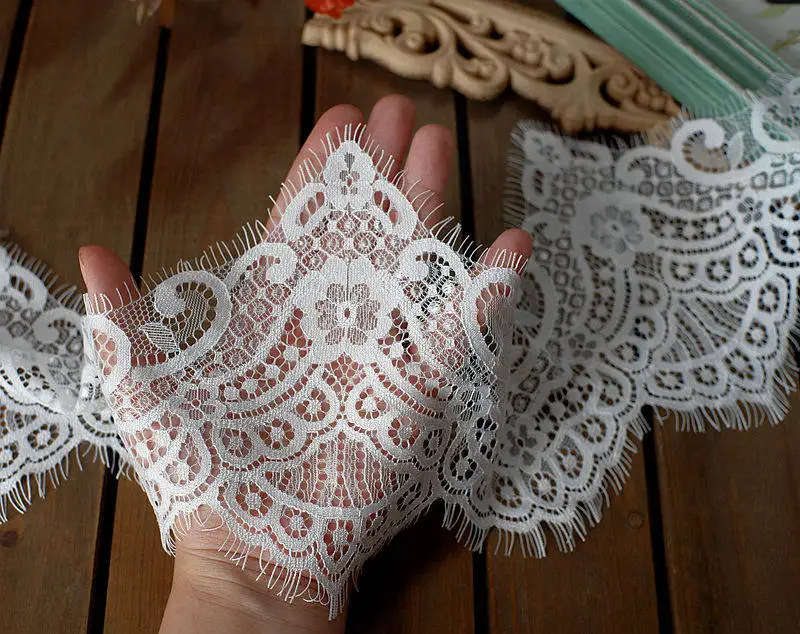 Chantilly-Spitzenbesatz in Weiß, Wimpernspitzenstoffe, DIY-Nähhandwerk, Vintage-Französische Spitze für Kleidung, Nadelarbeit – Detail 9
