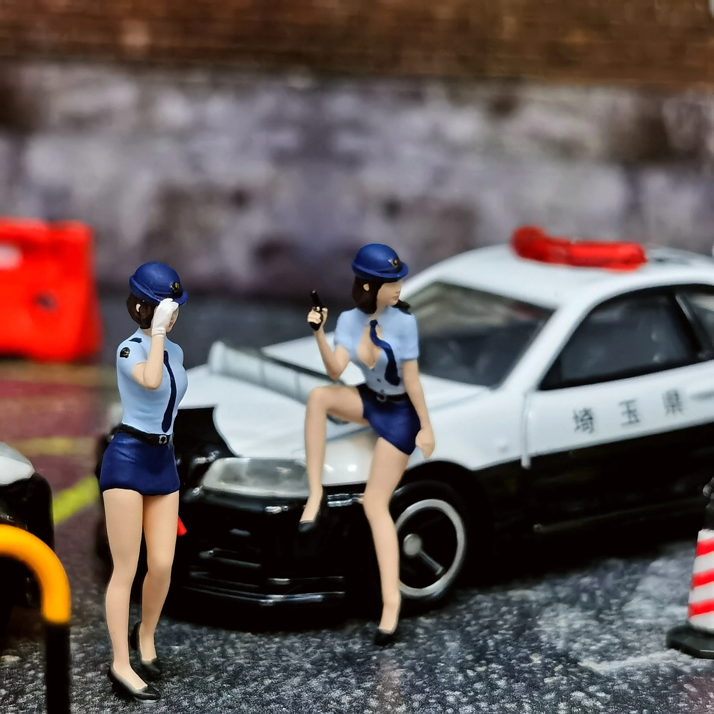 

1/64 Japanese Policewoman Model Car Doll Garage Street Scene Figures