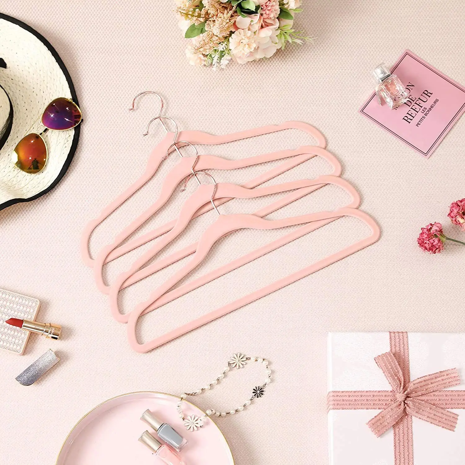 Description Picture 5 of item17 In Adult Rose Gold Hook Flocked Clothes Hanger, Plastic Non-slip Velvet Clothes Hanger, Drying Rack Bedroom Storage Rack.