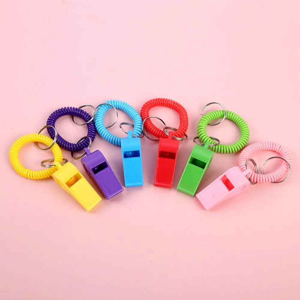 10Pcs 시끄럽고 선명한 사운드 스프링 손목 밴드 휘슬 다채로운 플라스틱 스포츠 휘슬 내구성 비상 심판 휘슬 스포츠 훈련