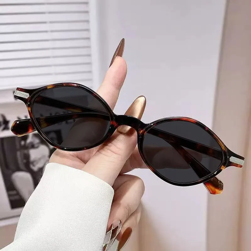 Stylish Retro Oval Reading Glasses with Anti-UV and Elegant Design