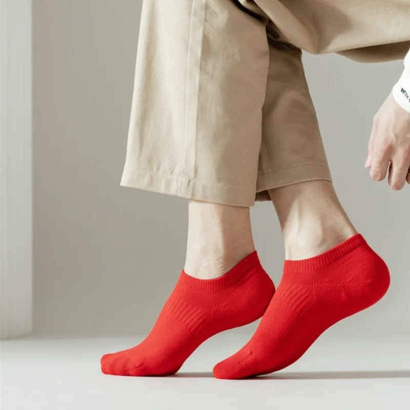 Calcetines rojos de Año Nuevo para hombre, medias de tubo medio para fiesta de Navidad, suaves, cómodas, transpirables, absorben el sudor