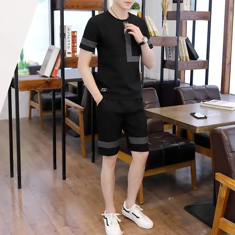 thumbnail image 1 of Conjunto de camiseta y pantalones cortos para hombre, estampado gráfico de entrenamiento, conjunto de pantalones cortos para hombre, ropa coreana de dos piezas barata, oferta de atuendos juveniles emo, 1 of 5