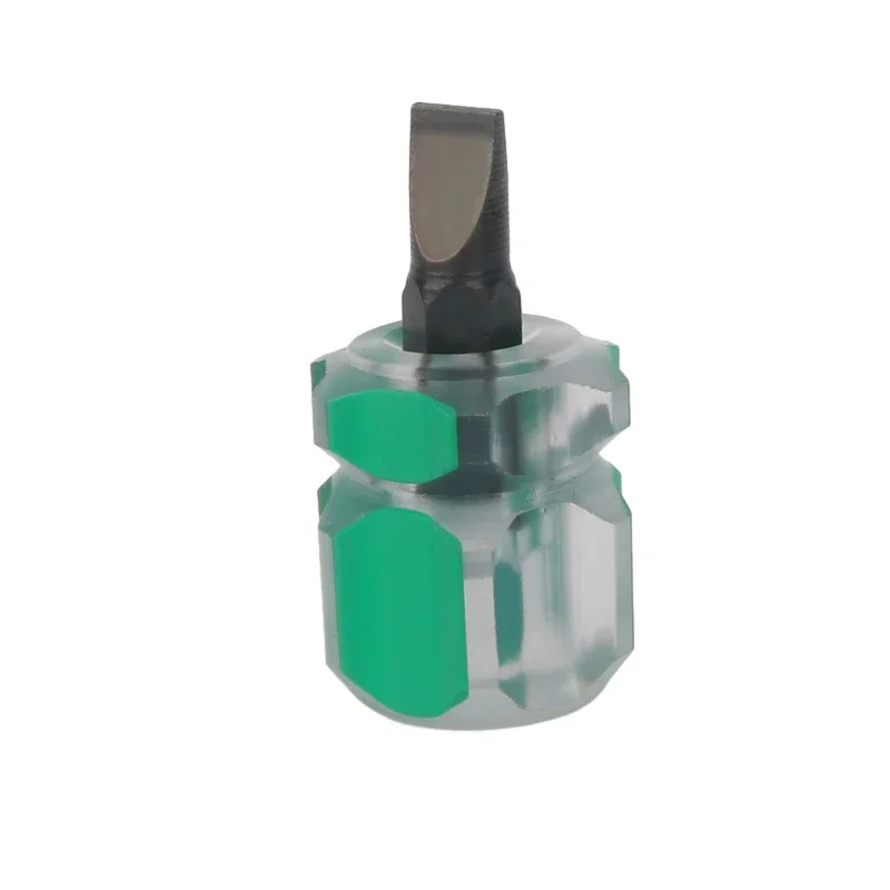 Utilisation du mini tournevis radis pour serrer une vis sur un circuit électronique