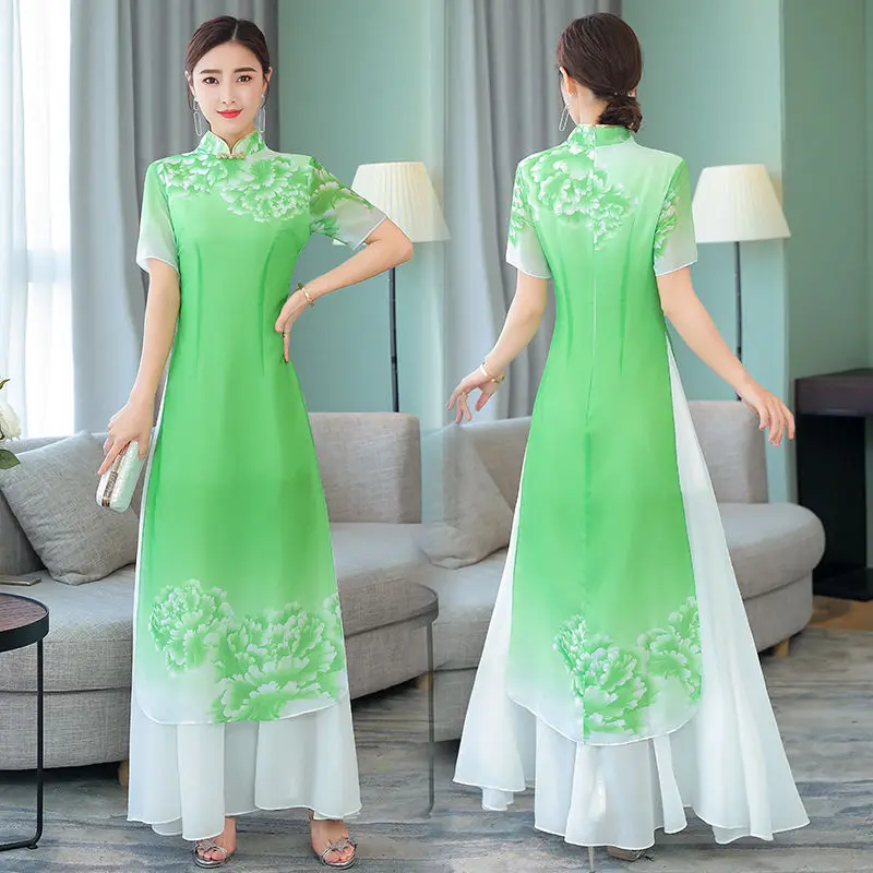 Vietnamese Vrouwen Met Een Traditionele Jurk Ao Dai Die In Een Oude Boeddhistische Tempel Zuid Vietnam Rondlopen Image174841488