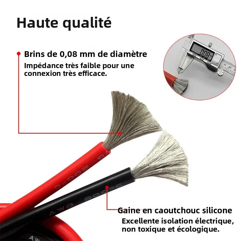 Main tenant une extrémité du câble silicone 2 AWG 35mm², illustrant la flexibilité du fil pour projets DIY.