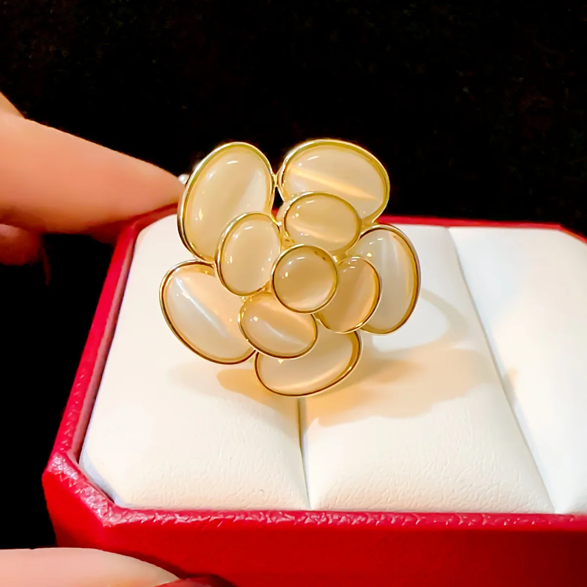 Little Fragrance CHA Flower Silk Scarf Buckle Is Fashionable And Versatile, Opal Flower Scarf Buckle Is Popular Corner Buckle