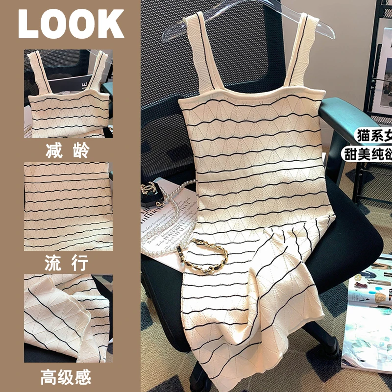 

Женское трикотажное мини-платье в черно-белую полоску, с открытой спиной