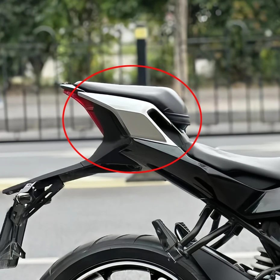 CFMOTO 공장 춘펑 250SR 리어 테일 커버 MY22 리어 시트 암레스트 트림 플레이트 리어 윙 리어 가드 쉘